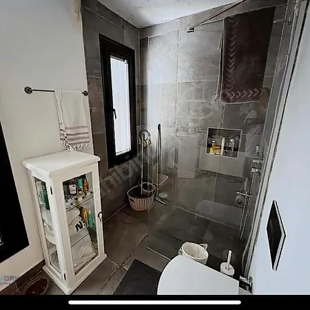 Live In A Dream, Akyarlar Apartman *